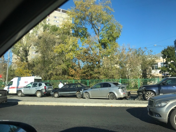 Ярославское шоссе в центр, дублёр . Паровозик из 4 машин +ещё 2 в соседнем ряду . 8:20 все службы на...