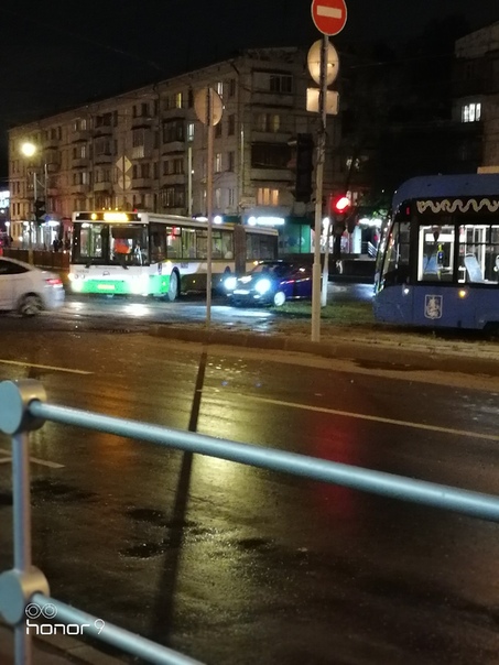Авария бульвар Рокоссовского. Трамваи в сторону метро все стоят.