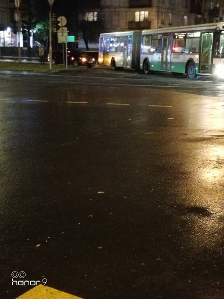 Авария бульвар Рокоссовского. Трамваи в сторону метро все стоят.
