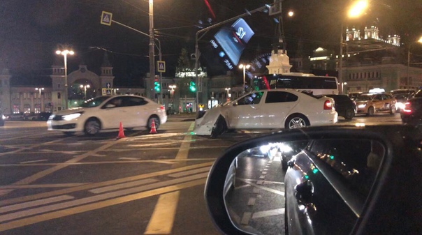 Примерно в 20.10 на пл Тверская застава предположительно таксист на белой шкоде не пропустил скорую ...