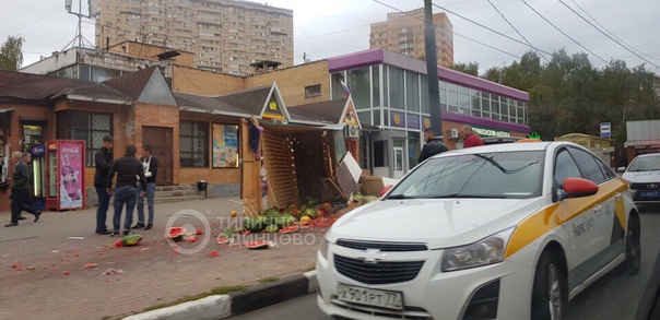 На Маршала Жукова в Одинцово водитель Яндекс Такси въехал в палатку с дынями и арбуза...
