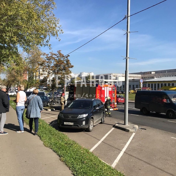 На Кировоградской улице в районе 16 дома в Чертаново произошло ДТП. Работает санавиация