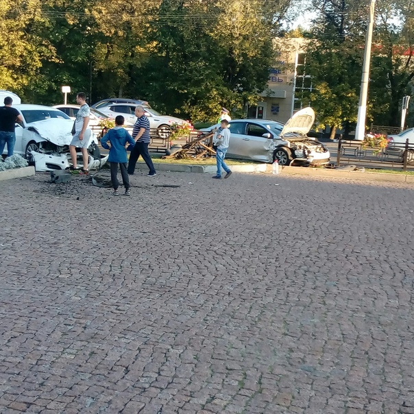 Серьезная авария на Сквере Подольских Курсантов. Вроде никто не пострадал.
