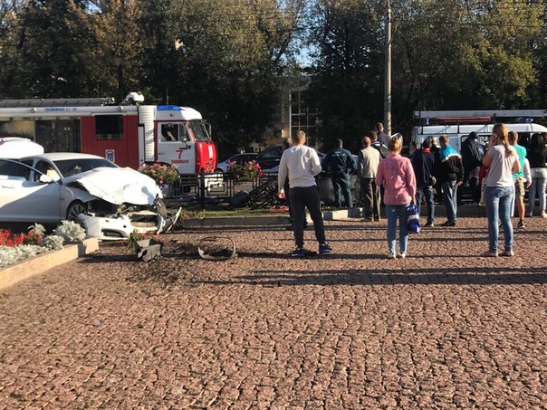Серьезная авария на Сквере Подольских Курсантов. Вроде никто не пострадал.