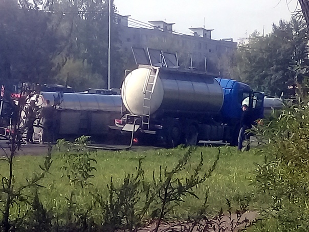 На Горьковском шоссе, напротив Екатиринского лицея в Балашихе упал бензовоз