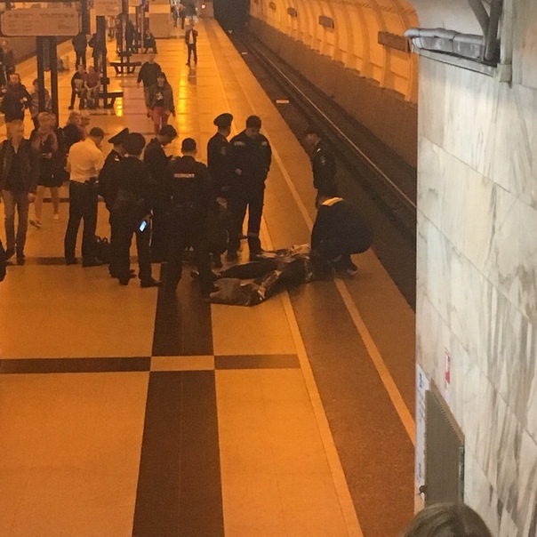 На станции улица Янгеля мужчина упал на рельсы и погиб
