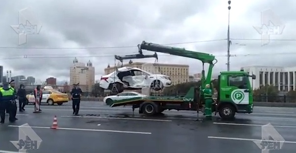Два автомобиля столкнулись в Москве на Новоарбатском мосту. Об этом передает пресс-служба управления...