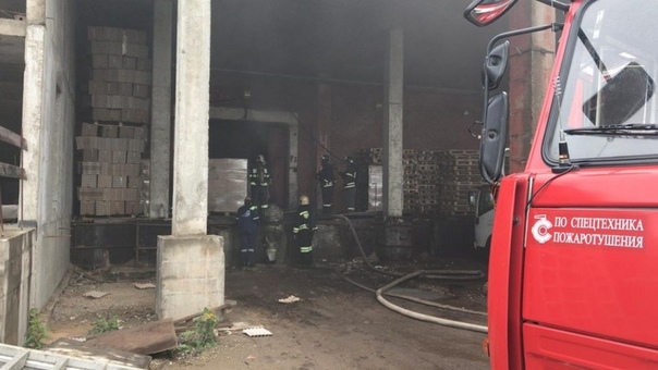 В результате пожара на железобетонном складе площадью 1000 кв. м в городском округе Мытищи погибли д...