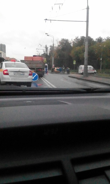 Ленинградское шоссе в сторону центра у АТЦ Audi. Мазик шаланда vs такси vw polo около примерно в пол...