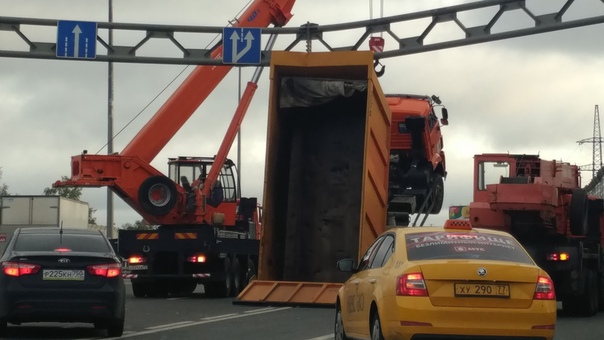 Ярославкое шоссе, опять грузовик, которому мешают конструкции над дорогой. В 200метрах от МКАДа, в о...