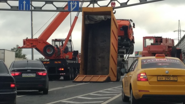 Ярославкое шоссе, опять грузовик, которому мешают конструкции над дорогой. В 200метрах от МКАДа, в о...