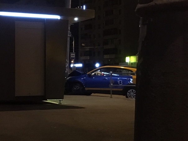 Ночью, около метро Перово, в 3:02, два очень пьяных мужчины влетели в столб.