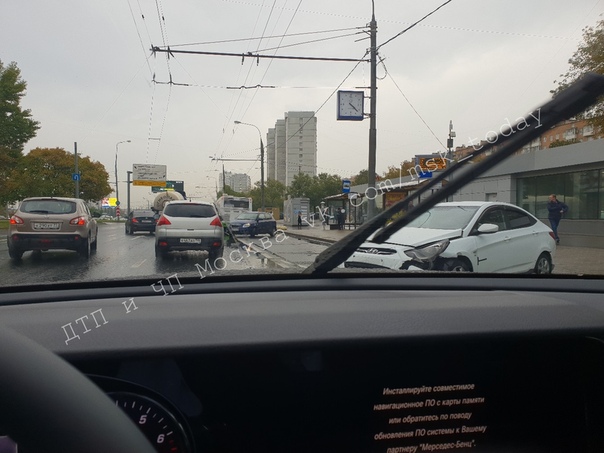 У метро Коломенская в сторону центра, слева там еще одна таксишка на 2 ряда стоит