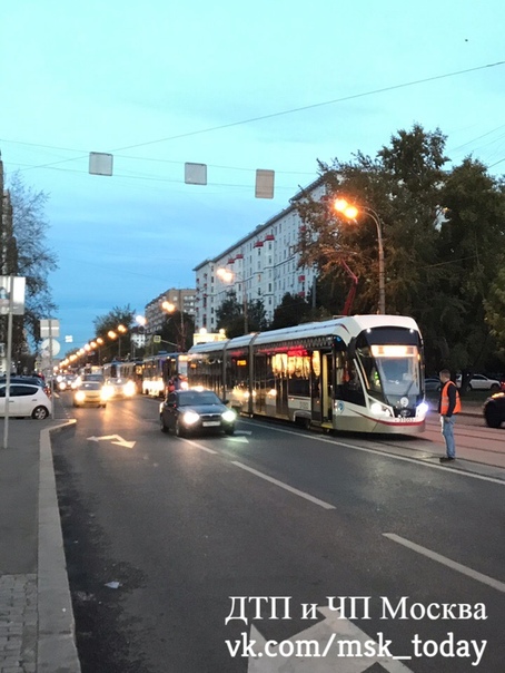 И снова возле метро Семеновская, Щербаковская д.3, все трамваи встали, движение парализовано, много ...
