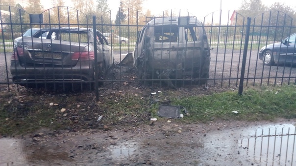Прошлой ночью в Пушкино  на стоянке у дома 4 по ул.Осипенко (северный) сгорели Мерс и Лада