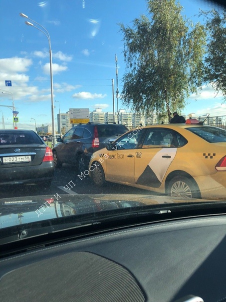 Улица Красного Маяка в сторону Варшавского шоссе. Таксист из ближнего зарубежья забодал CRV перед св...