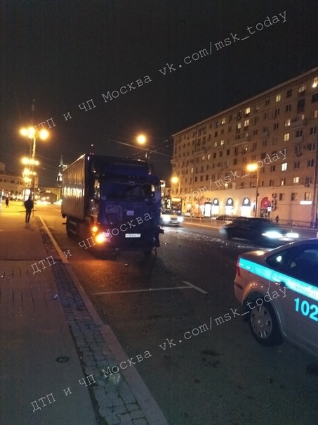 Грузовая машина Почты России протаранила троллейбус, есть пострадавшие