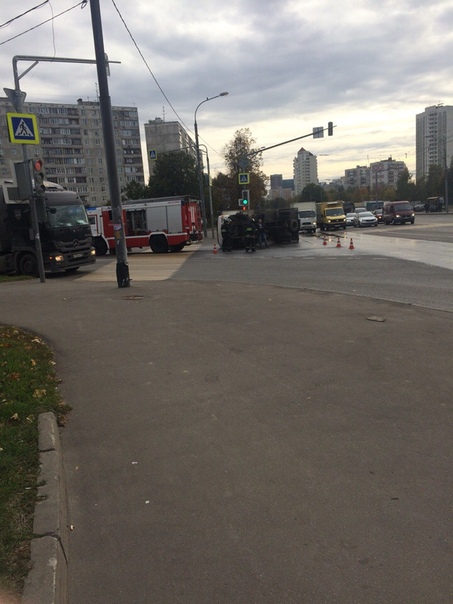 На пересечение Коровинского шоссе и Талдомской улицы упал грузовик
