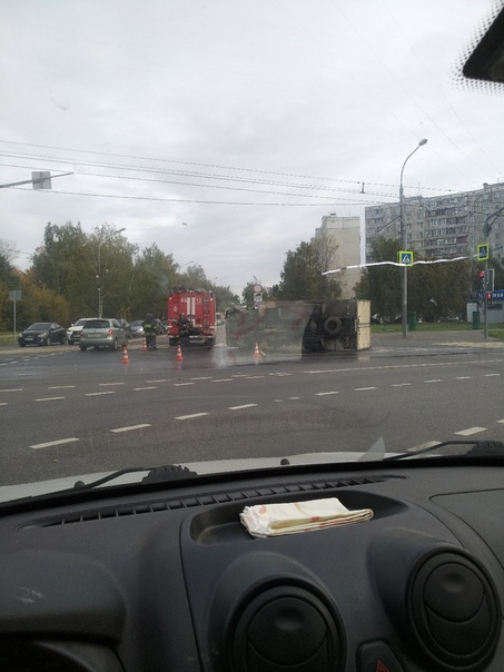 На пересечение Коровинского шоссе и Талдомской улицы упал грузовик