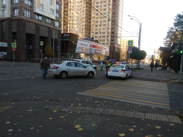 Авария на перекрестке 5 Парковой и улицы Первомайская ( Возле ТЦ Измайловский )