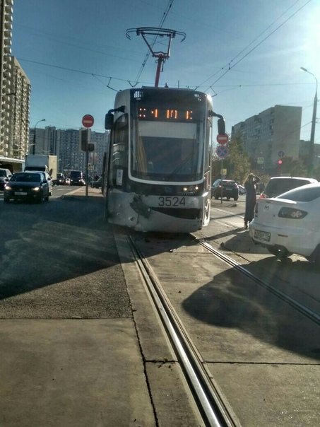Строгино, около Янтаря трамвай врезался в машину.