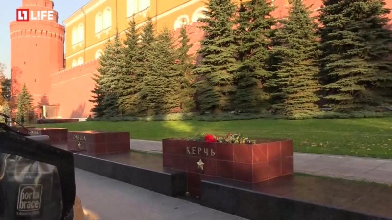 Москвичи и гости столицы несут цветы к воинскому мемориалу Керчи в Александровском саду.