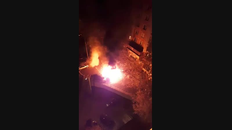 В 5 утра в северном Бутово на Старобитцевской д.15 сгорели 2 автомобиля