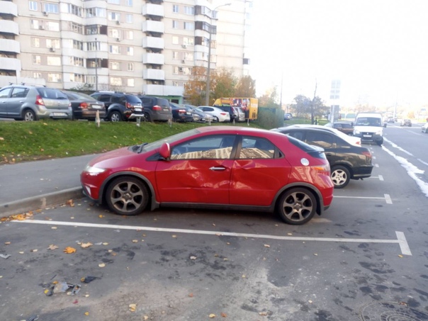 В  Новокосино на Суздальской 10/3, водитель мерседеса перебил припаркованные авто и с...