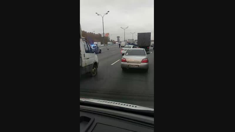 Сегодня на МКАДе произошло ДТП, синий автомобиль видимо сломался, и его водитель находился рядом с н...