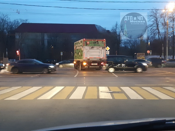 Грузовик ушатал беху на шоссе Энтузиастов и Главной аллее, актуально на 17.19
