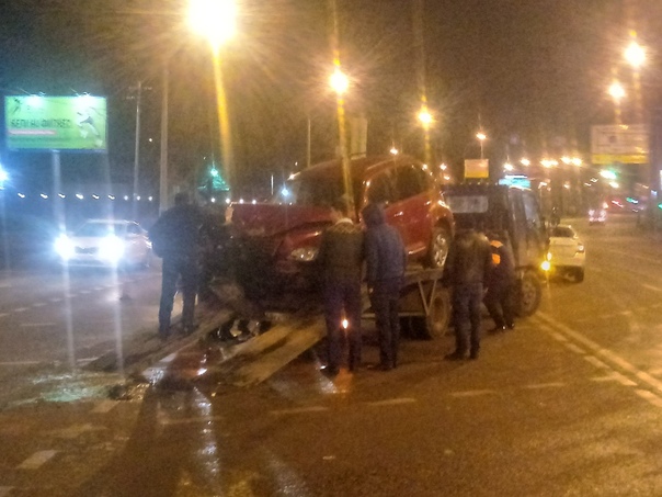В Москве таксист пытался скрыться от ДПС и попал в аварию.