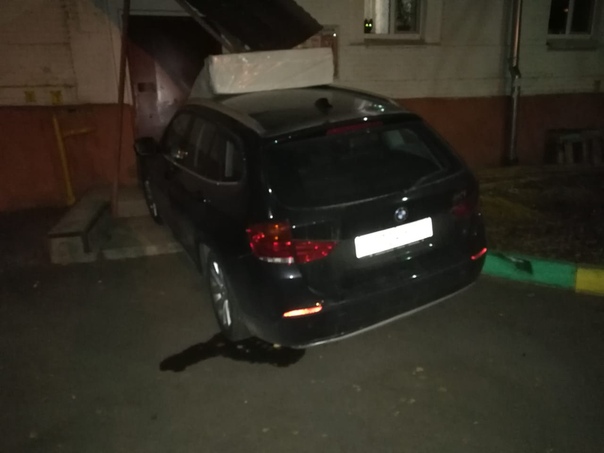 Женщина за рулем иномарки въехала в подъезд жилого дома в Лыткарине, предварительно врезавшись в при...