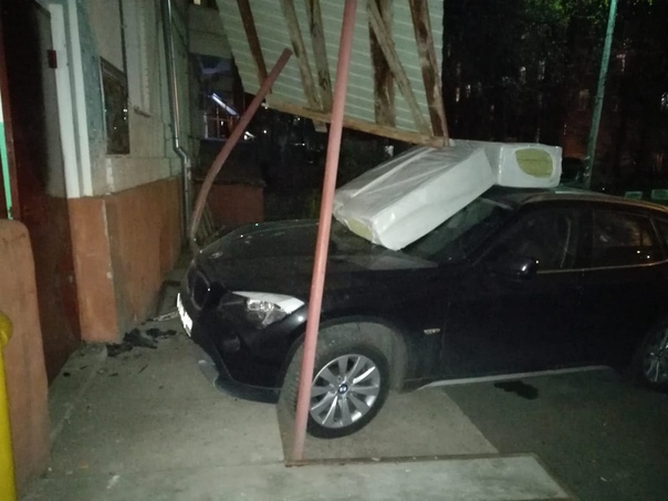 Женщина за рулем иномарки въехала в подъезд жилого дома в Лыткарине, предварительно врезавшись в при...