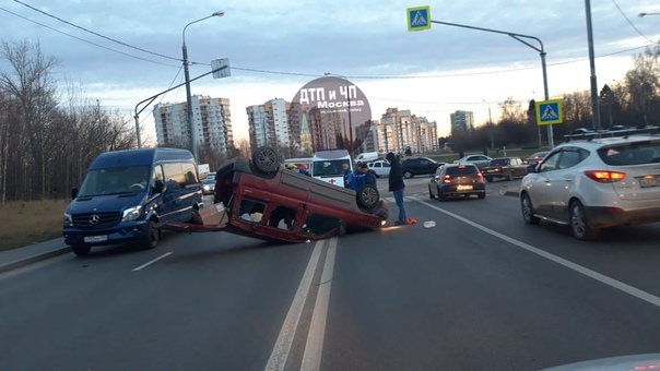 Легковой фургон перевернулся близ кругового перекрестка у 23-го микрорайона Зеленограда.