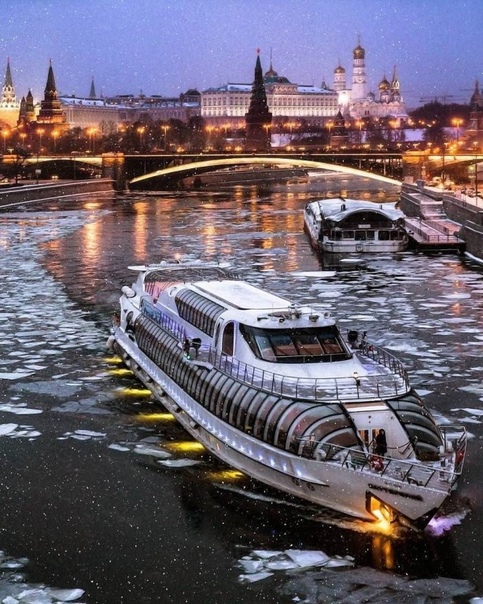 Зимняя пассажирская навигация по Москве-реке открылась 15 ноября.