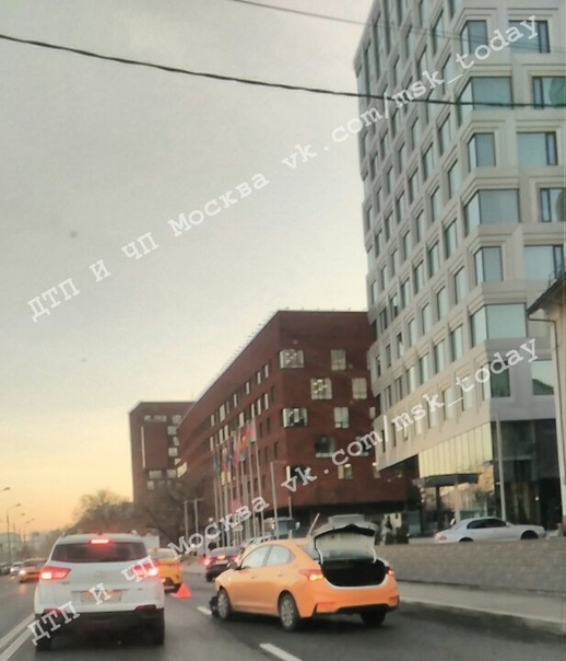 Новоданиловская набережная в сторону проспекта Андропова. Два такси не поделили дорогу. Стоят на 1,5...