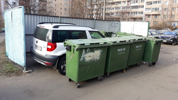 В 14-м микрорайоне Зеленограда припаркованную на площадке для сбора отходов машину обложили мусорным...