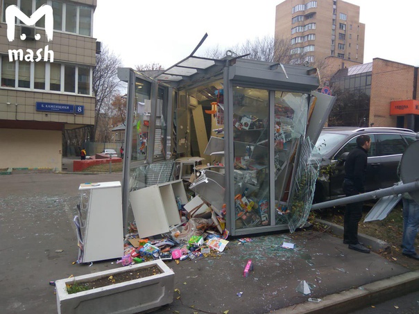 В центре Москвы "Фольксваген" сначала врезался в другой автомобиль, а после удара снес газетный киос...