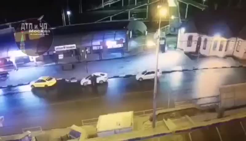 Сегодня ночью, примерно в 1:20 у железнодорожной станции Кашира на улице Ильича произошло ДТП. Столк...