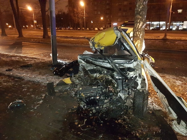 Рано утром 26 ноября, на Ленинском проспекте, водитель авто не справился с управлением и вылетел с п...