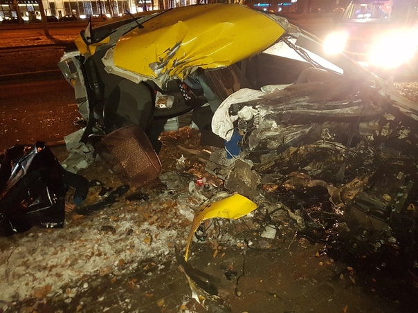 Рано утром 26 ноября, на Ленинском проспекте, водитель авто не справился с управлением и вылетел с п...