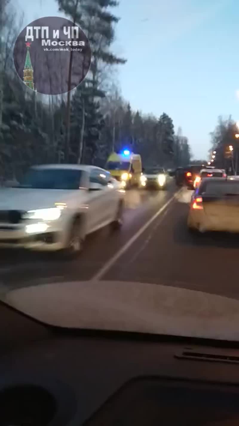 Сегодня днем, в Одинцовском районе, на 1-ом Успенском шоссе подбили раритет. Время ДТП 16.30