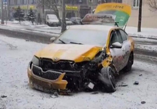 Такси на Варшавском шоссе не справился с управлением и влетел в столб