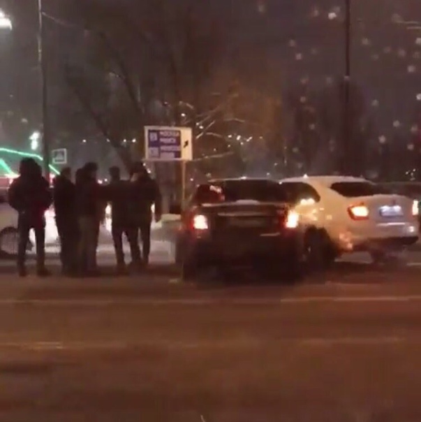 На кругу в Одинцово постоянно происходят однотипные аварии: некоторые автовладельцы п...