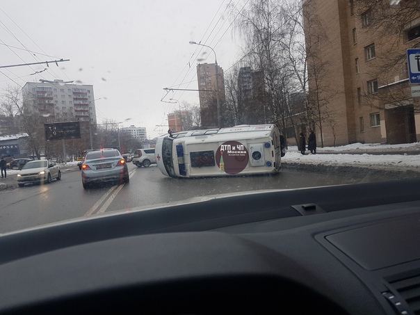 Петрозаводская улица, скорая на боку. Троллейбусы встали.