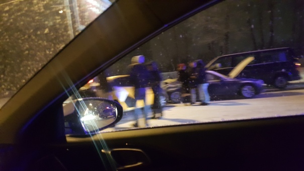 Кутузовский проспект из центра после арки.  ДТП 6 авто, 3 в тотал.  Много полиции и скорая. 2.30