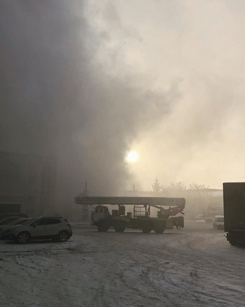 На территории завода "Зингер" в подмосковном Подольске загорелся склад