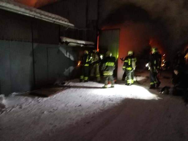 Гарят гаражи, Владыкино-Отрадное. Пожарные минут 20 вдесятером вскрывали замок соседнего гаража.