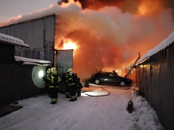 Гарят гаражи, Владыкино-Отрадное. Пожарные минут 20 вдесятером вскрывали замок соседнего гаража.