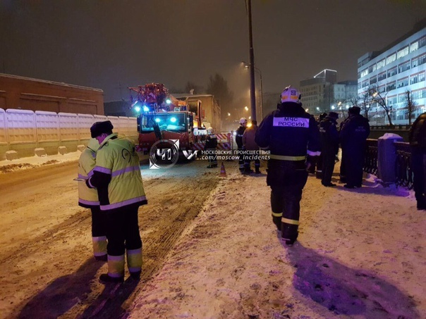 На Русаковской набережной автомобиль рухнул в реку Яуза. Сообщается, что пострадавшего водителя удал...